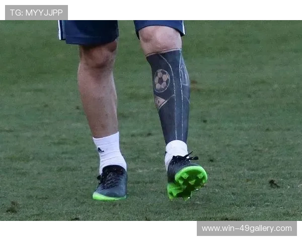 满腿纹身的足球球星独特魅力揭示他背后的故事与个人风采