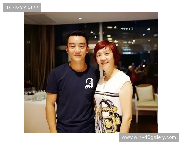 老一代足球明星与家人温馨合影展现经典家庭魅力 老一代足球明星与家人温馨合影展现经典家庭魅力