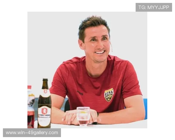 足球界球星与教练角色差异分析:职责定位与贡献比较 足球界球星与教练角色差异分析:职责定位与贡献比较